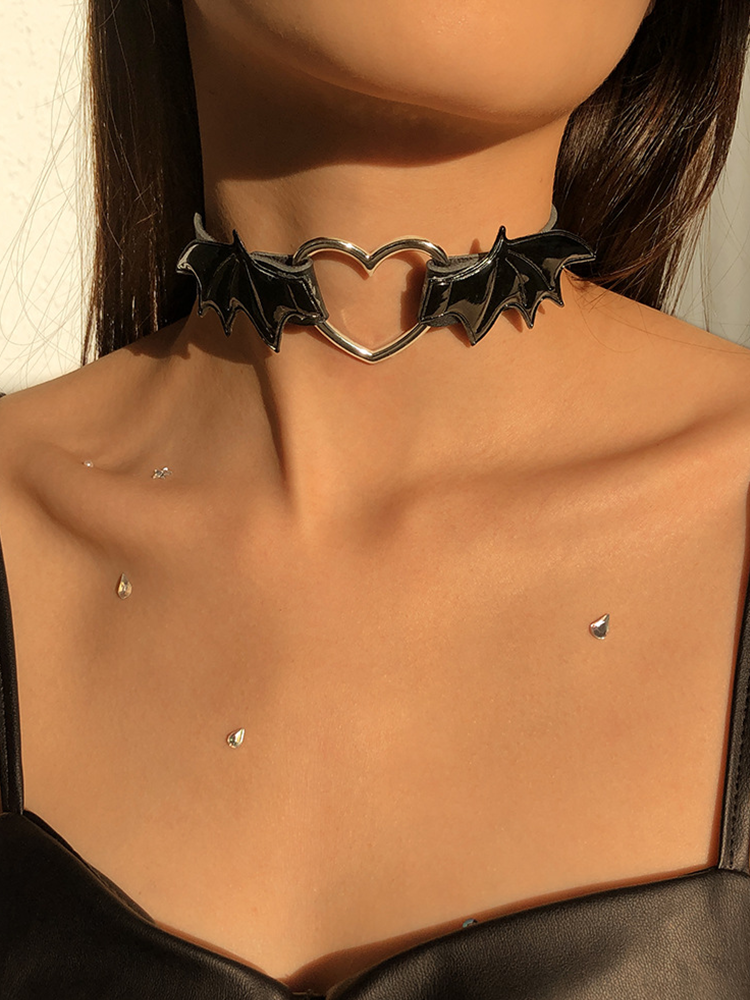 Geometric-HeartShape-Choker-BL_wearing-front